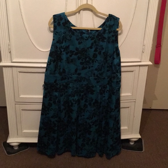 ixia Dresses & Skirts - Green and black dress